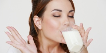 mulher-bebendo-leite-15609